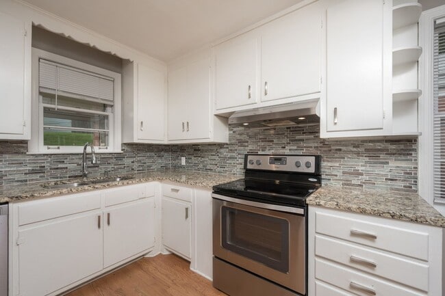 Building Photo - **UPDATED 3-BEDROOM DUPLEX WITH ATTACHED G...