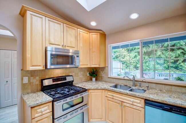 Building Photo - Lovely Clinton Home with Great Light and Pet Friendly!