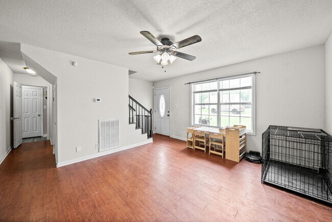 Building Photo - 919 Van Buren Ave