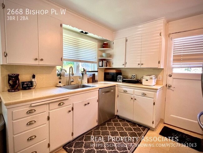 Building Photo - 2668 Bishop Pl W