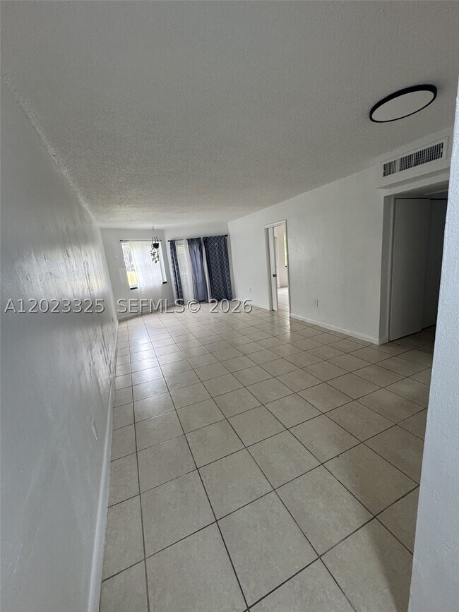 Building Photo - 1643 NE Miami Gardens Dr