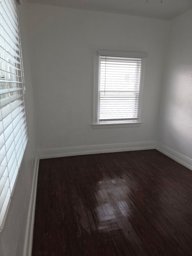 Building Photo - Fourth Street