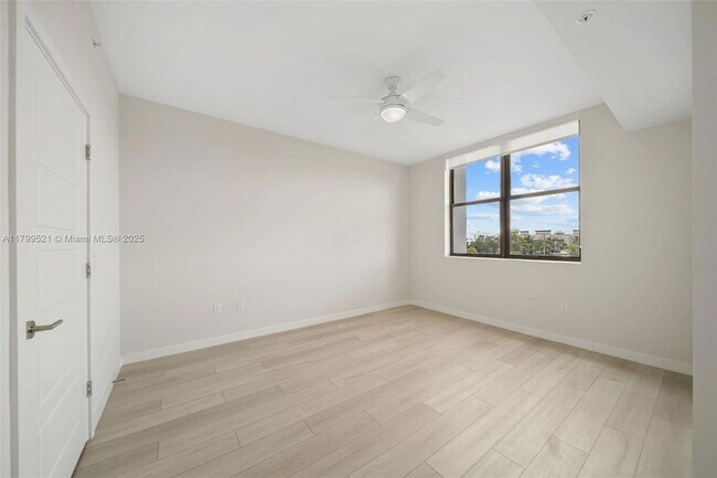 Building Photo - 555 NE 8th St