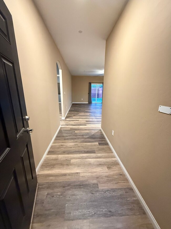 Building Photo - Modern 3-Bedroom Home in Southwest Bakersf...