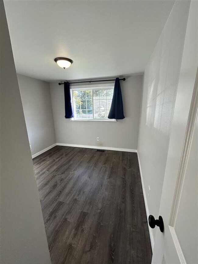 Building Photo - Three Bedroom House for Rent in Everson with fenced backyard and garage