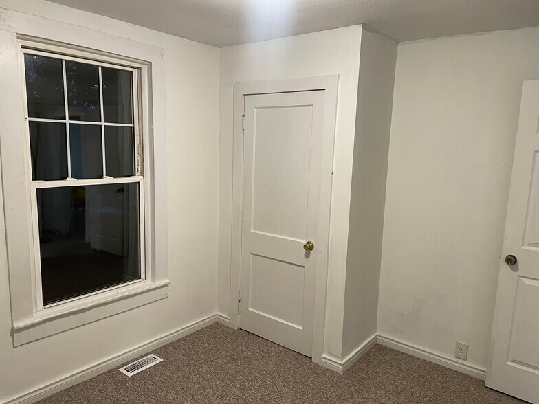 Building Photo - 74 Sunset Cir