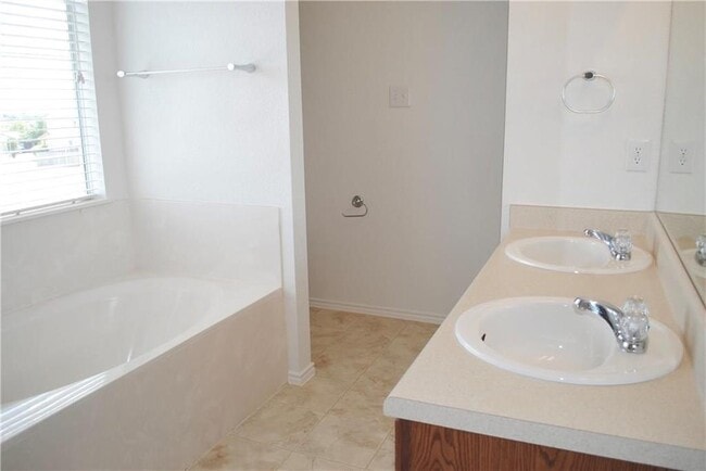 Building Photo - 2408 Bluffstone Dr