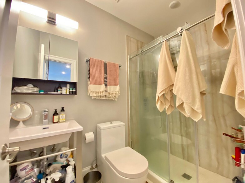 Building Photo - 2010 Walnut St