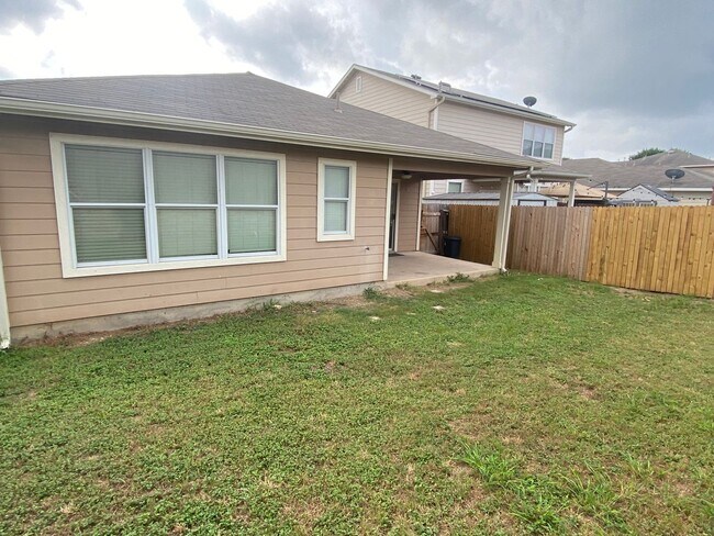 Building Photo - 3/2 Single Story ~ Conveniently located to...