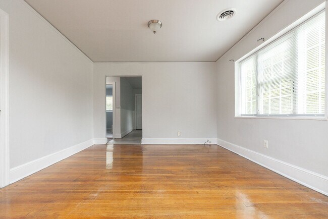 Building Photo - 103/105 Indiana Ln