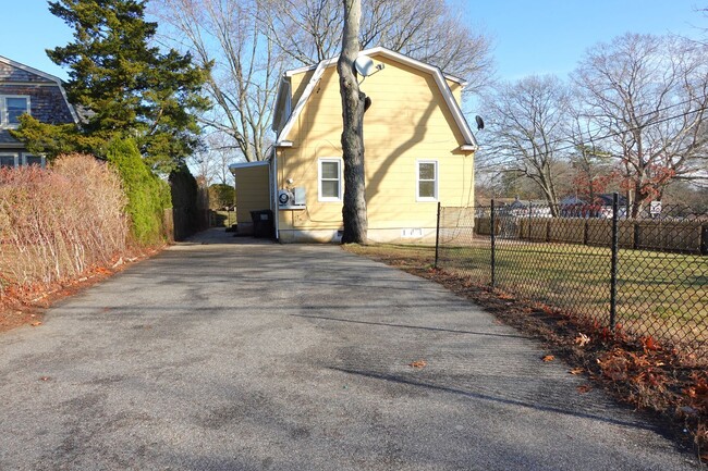 Building Photo - 4 Bedroom 2 Bath Colonial