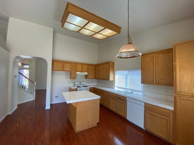 Building Photo - Spacious & Nice!