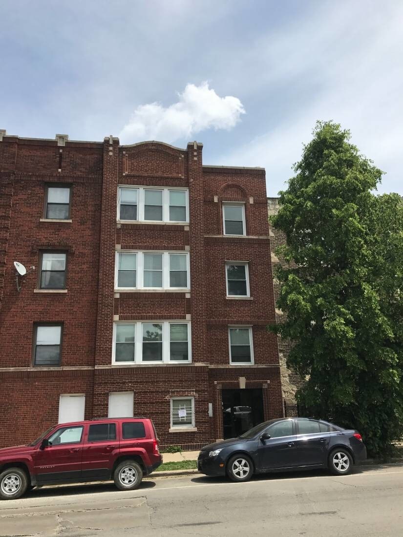 Building Photo - 3239 Damen N Ave