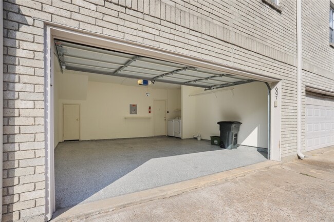 Building Photo - 3800 Tanglewilde St