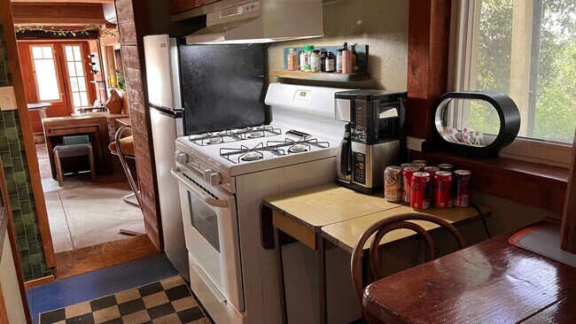 Building Photo - 1472 Silverwood Dr