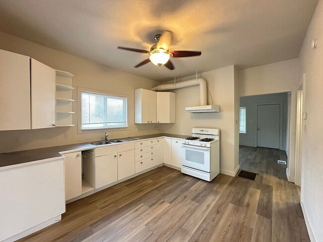 Building Photo - Adorable Three Bedroom on a Large Lot