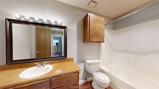 Building Photo - 2803 Longmire Dr