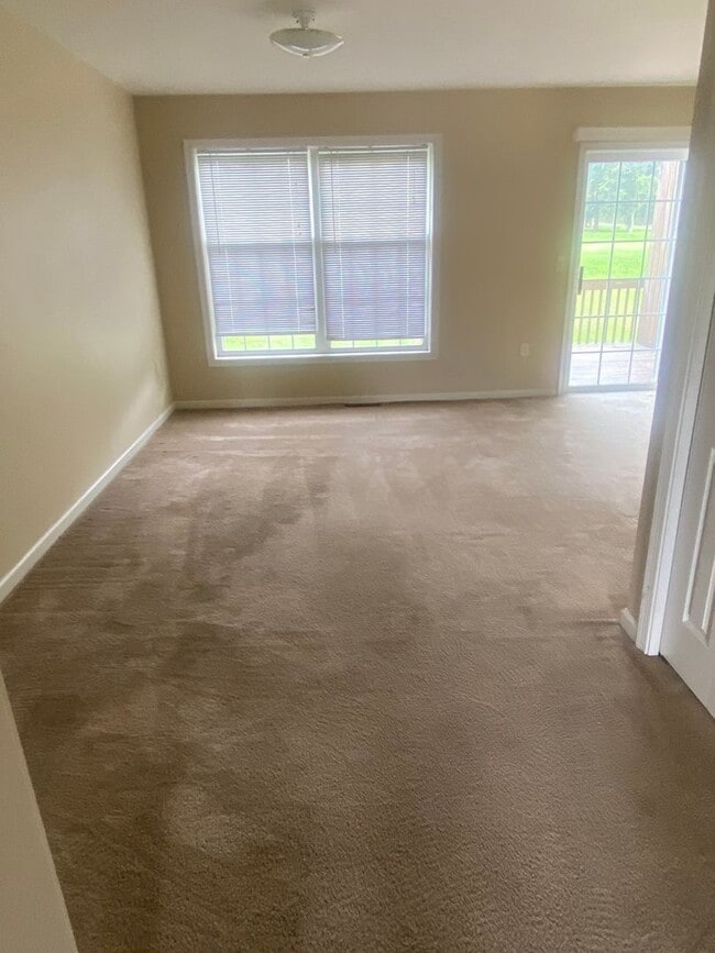 Building Photo - Three Bedroom Townhouse