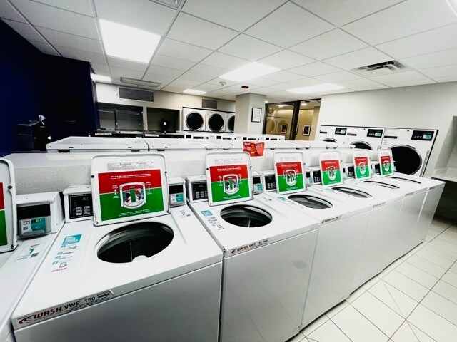 Building Photo - 2650 N Lakeview Ave