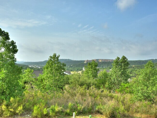 Building Photo - Beautiful 2 Bedroom, 2.5 Bath Townhome in Northwest Austin