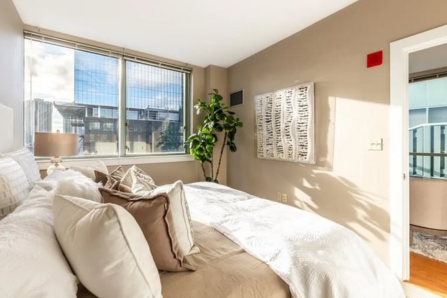 Building Photo - Modern Rental Unit in Prime West End / North Station Location