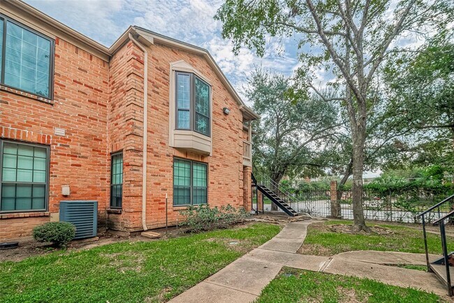 Building Photo - 2255 Braeswood Park Dr