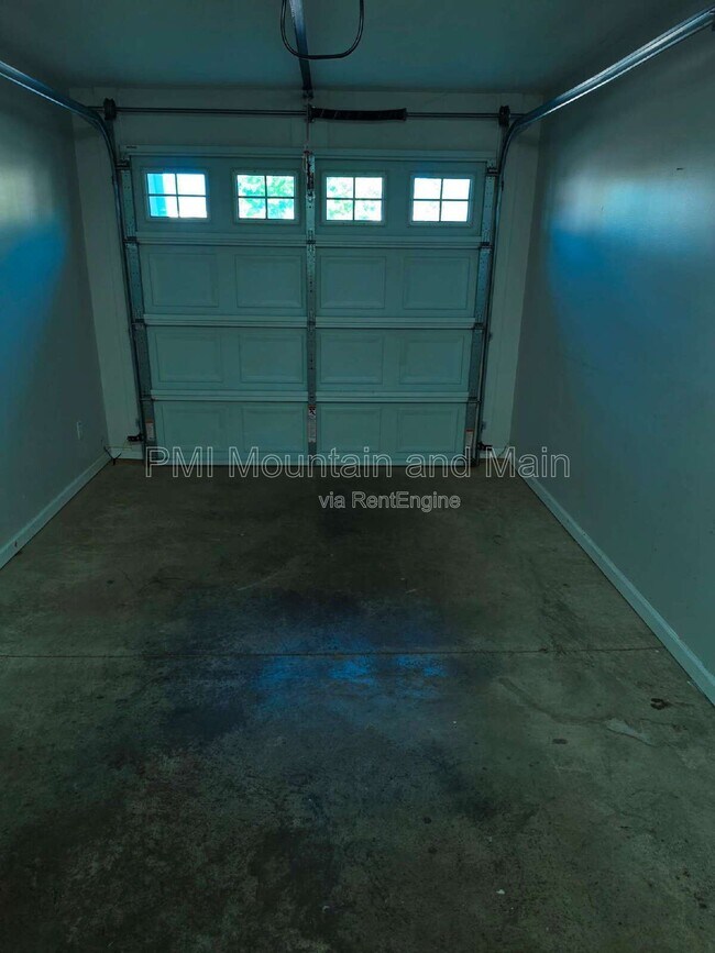Building Photo - 25 Barnett Shoals Dr