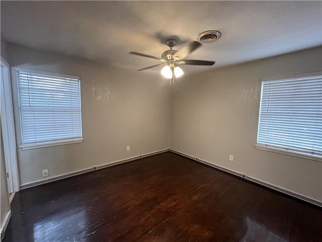 Building Photo - 806 Sandy Ct