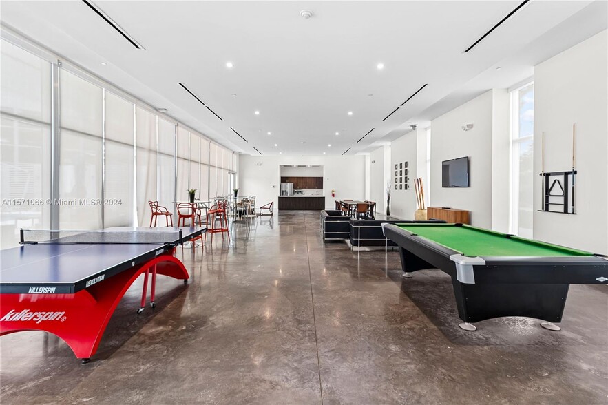 Building Photo - 14951 Royal Oaks Ln