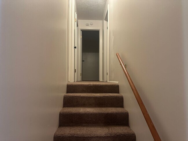 Building Photo - Spacious and recently updated, this 6-bedroom, 3-bathroom home in Ammon