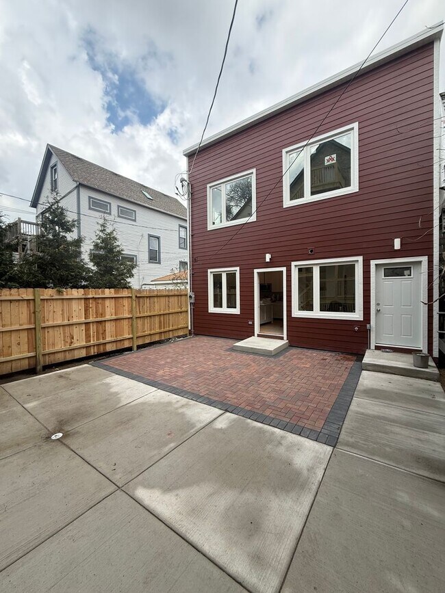 Building Photo - 1336 W Barry Ave