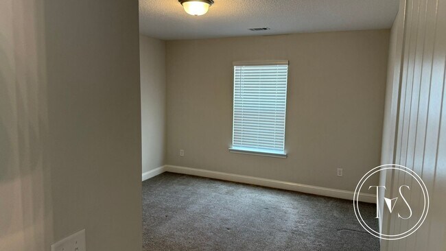 Building Photo - WINTER MOVE-IN SPECIAL: $500 OFF 1ST MONTH'S RENT!**