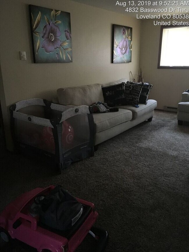 Building Photo - Water/Sewer/Trash Included - Large Two Bedroom One Bath In North Loveland! Easy Access to HWY 287!