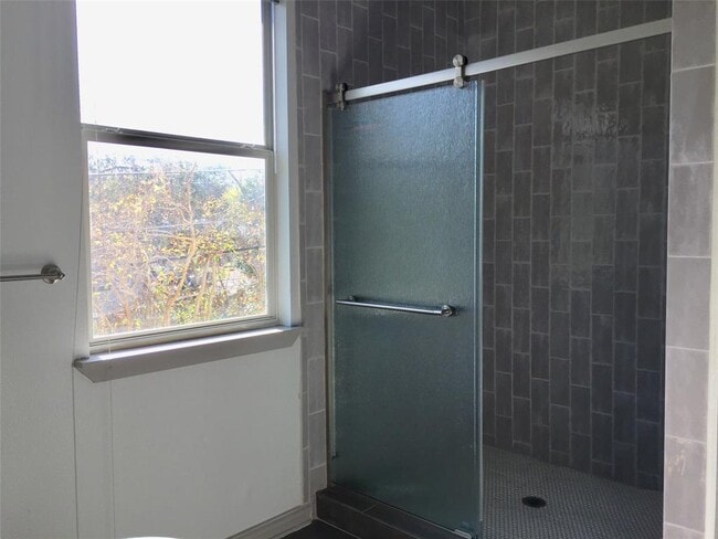 Building Photo - 615 W N Loop Blvd