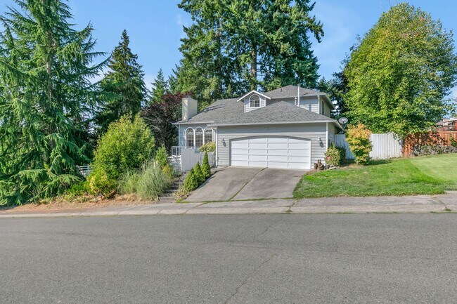 Building Photo - 3-bedroom, 2.5-bathroom home located in Fe...