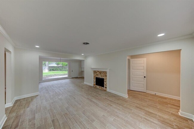 Building Photo - 8826 Robindell Dr