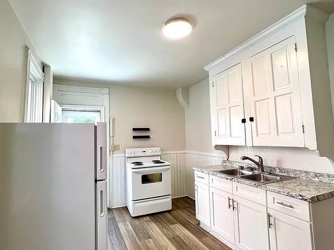 Building Photo - beautifully updated 3-bedroom, 1-bathroom townhouse