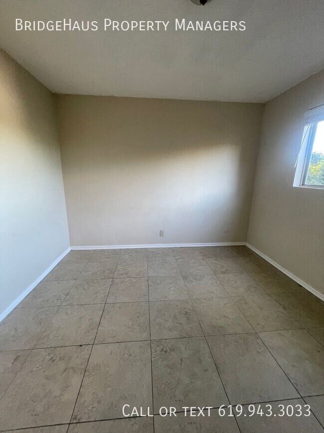 Building Photo - 516 S Tulip St