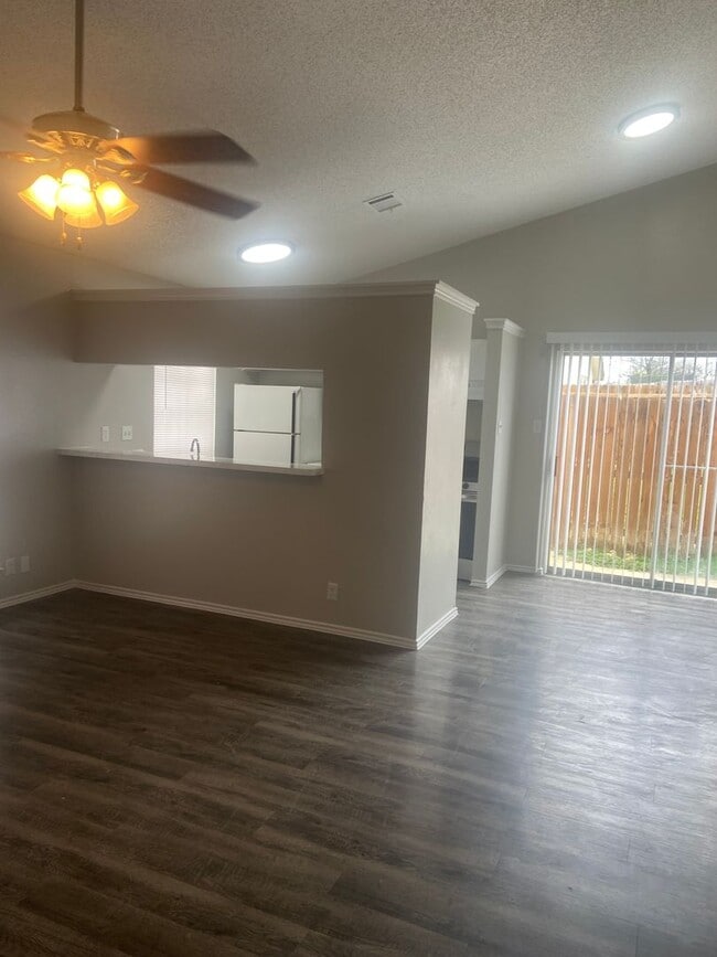 Building Photo - 2 bedroom 2 bath Duplex