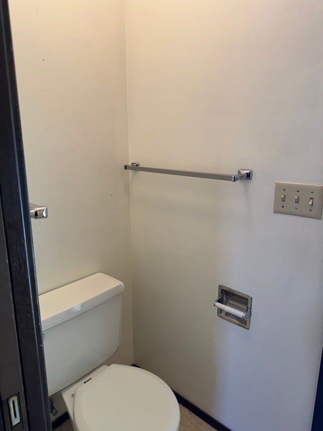 Building Photo - 3 bedroom 2.5 bathroom duplex off Coburg Rd.