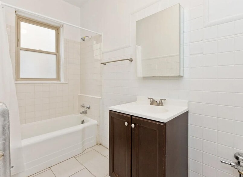 Building Photo - 1335 W Touhy Ave