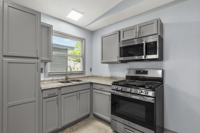 Building Photo - 4031 Gossett Dr