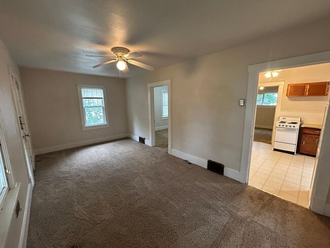 Building Photo - Charming 2 bedroom 1 bath home!