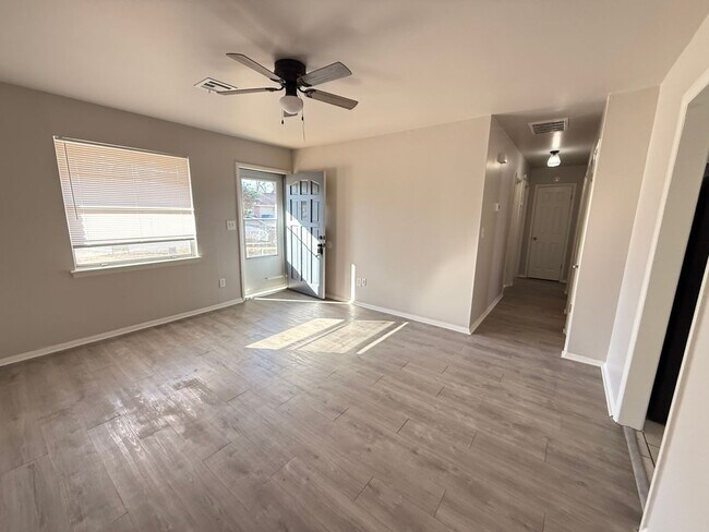 Building Photo - Tulsa 3 Bedroom 1 Bath Duplex with Fenced private Backyard