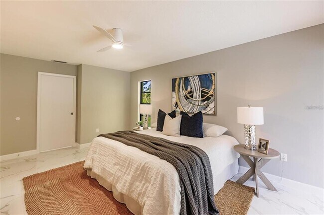 Building Photo - 904 S Doral Ln