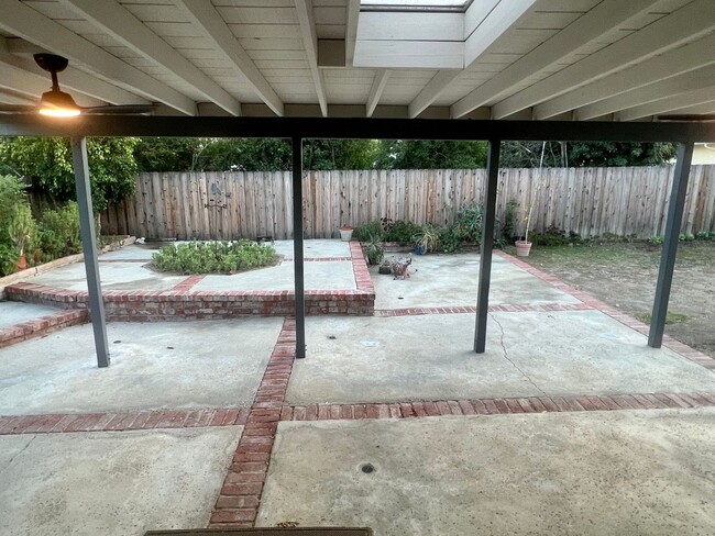 Building Photo - Spacious 3 Bedroom House with Private Gara...
