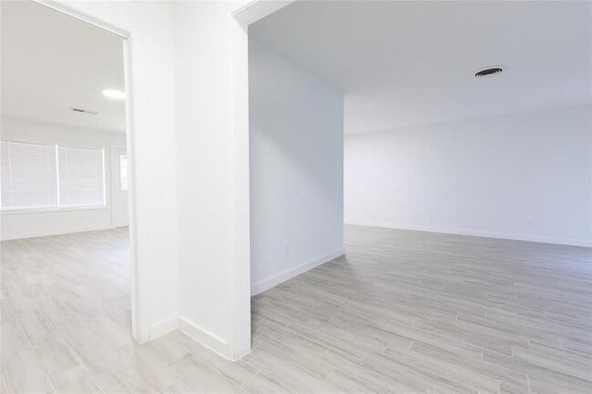 Building Photo - 2510 Straight Creek Dr