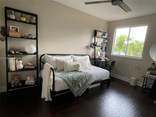 Building Photo - 485 Silver Palm Way