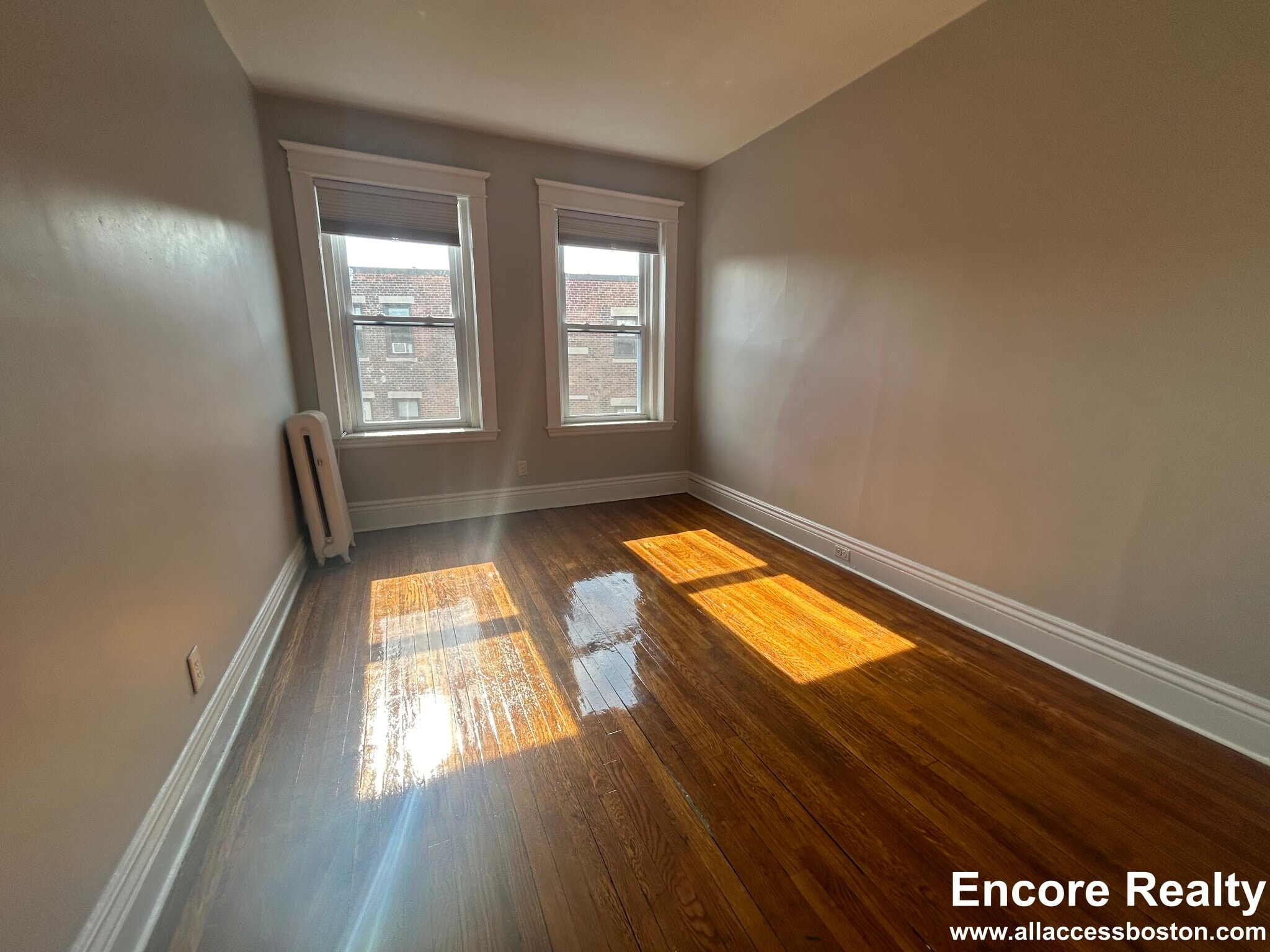 Building Photo - 376 Riverway