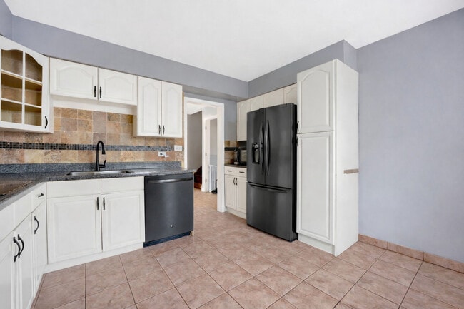 Building Photo - 1006 Devon Ave